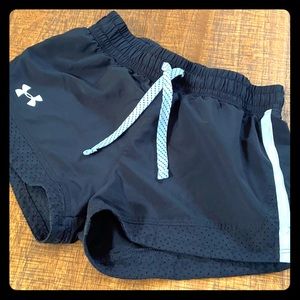 Under Armour Shorts Girls sz Youth Med black/white